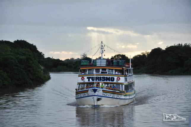 Encontro com outro barco de turismo no rio Jacuí, região de Porto Alegre, a capital do Rio Grande do Sul